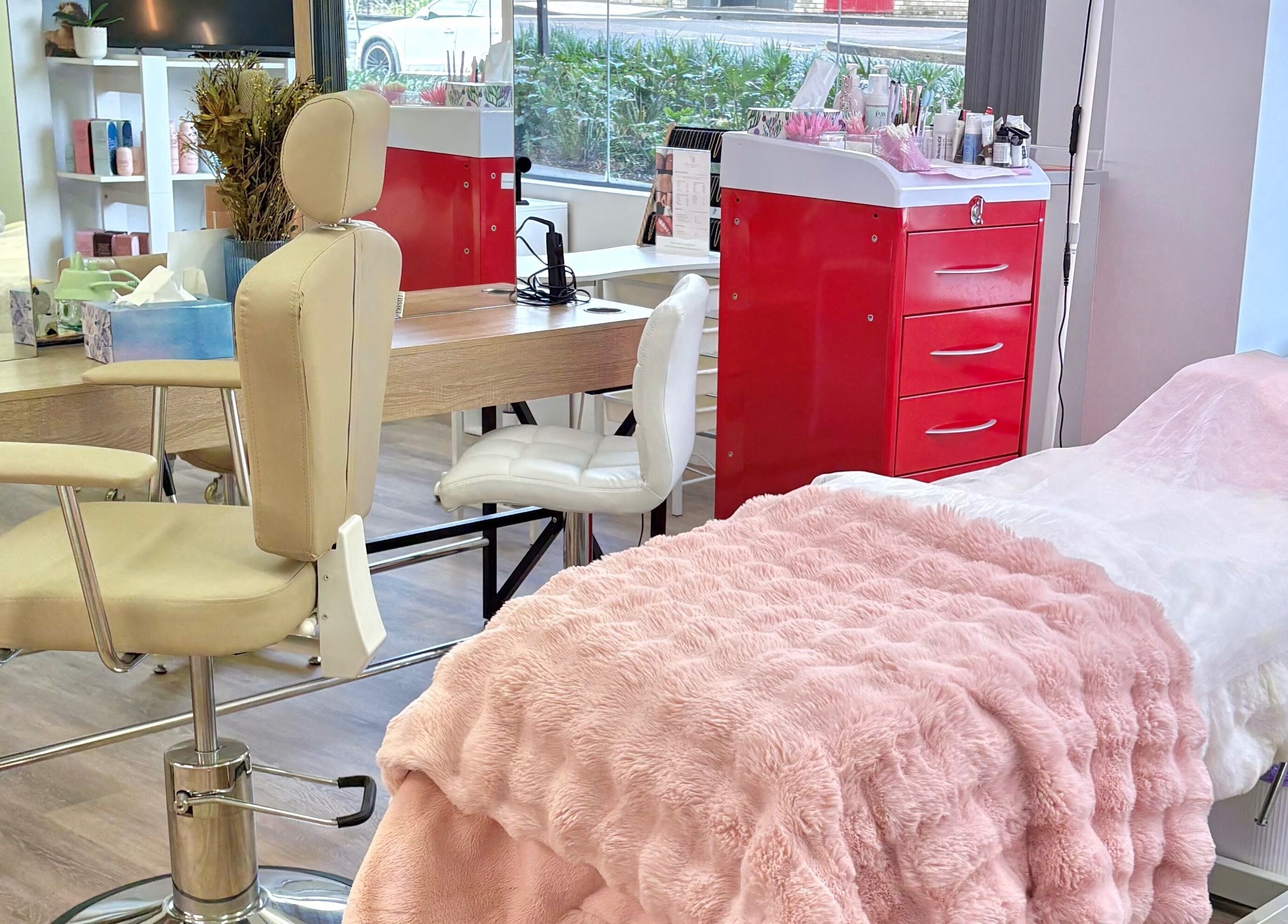 KAIZEN beauty chair and bed setup in Pyrmont, New South Wales, AU, perfect for a relaxing wellness session.