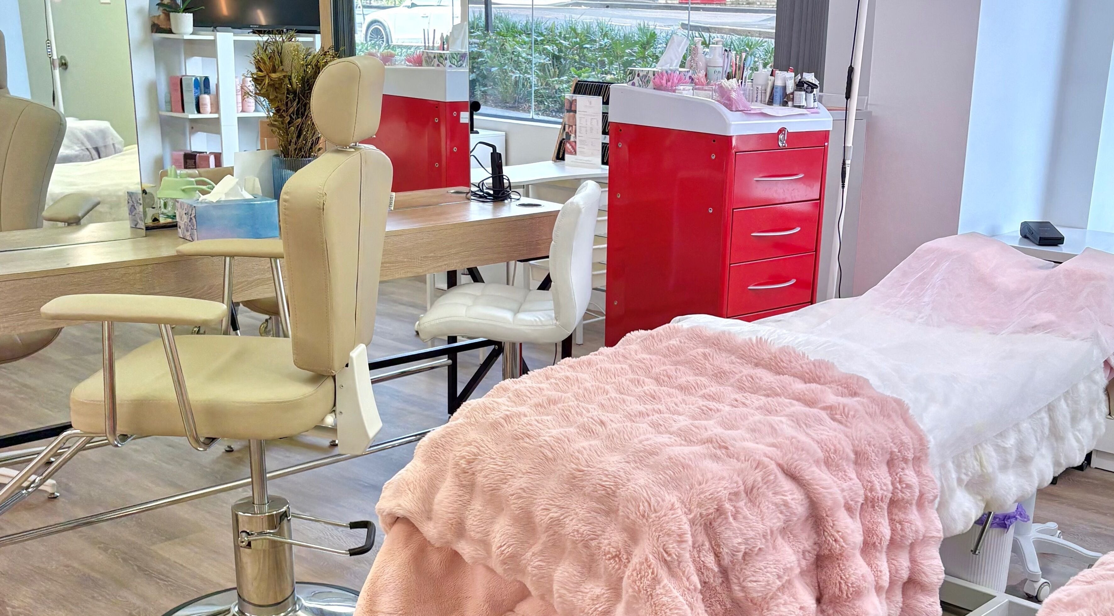 KAIZEN beauty chair and bed setup in Pyrmont, New South Wales, AU, perfect for a relaxing wellness session.