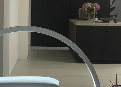 Moderne salon van Claws by J in Geleen, Limburg, NL met minimalistisch interieurontwerp en verlichtingsboog.