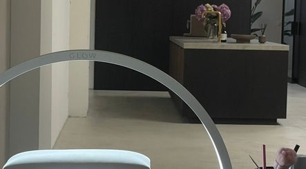 Moderne salon van Claws by J in Geleen, Limburg, NL met minimalistisch interieurontwerp en verlichtingsboog.