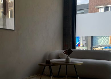 Stijlvolle loungehoek bij Claws by J in Geleen, Limburg, NL met moderne bank en kunstwerk.
