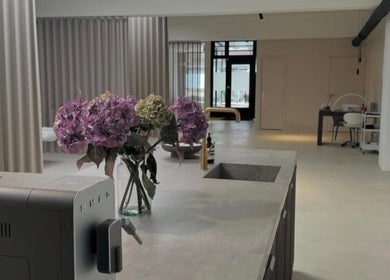 Moderne saloninterieur bij Claws by J in Geleen, Limburg, NL met strakke inrichting en bloemen.