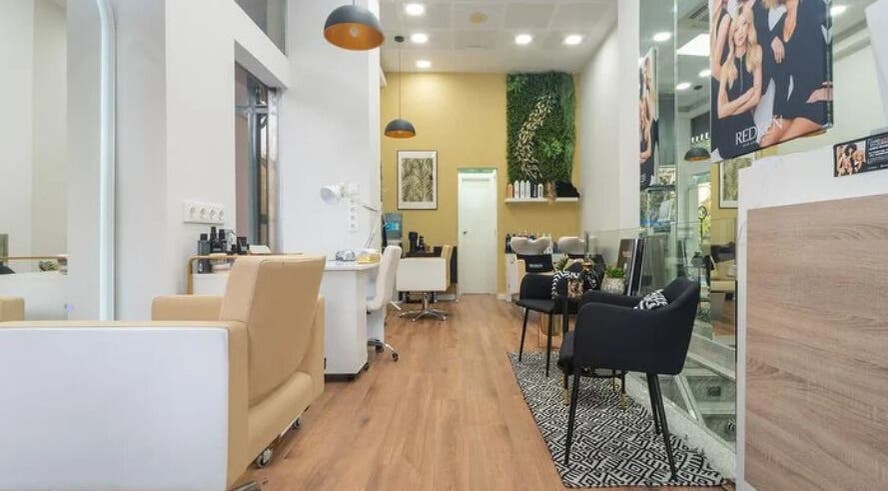 Interior luminoso de Adrián Blondé Estudio en Madrid, Comunidad De Madrid, ES, mostrando sillas beige y verde.