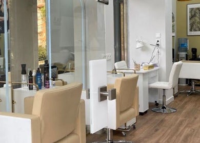 Interior moderno de Adrián Blondé Estudio en Madrid, Comunidad De Madrid, ES, destacando sillas beige y decoración.