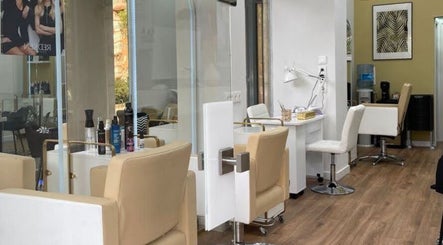 Interior moderno de Adrián Blondé Estudio en Madrid, Comunidad De Madrid, ES, destacando sillas beige y decoración.