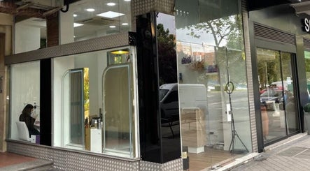 Vista exterior de Adrián Blondé Estudio en Madrid, Comunidad De Madrid, ES. Ambiente moderno y acogedor.
