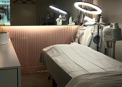 Serene treatment room at Dear Fairy Beauty, Kuala Lumpur, Wilayah Persekutuan Kuala Lumpur, MY with modern amenities.