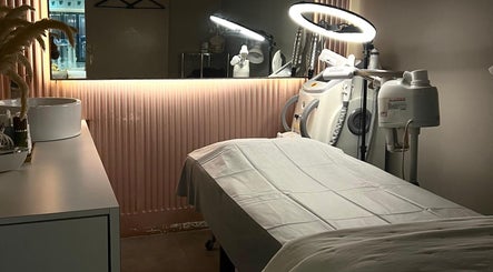 Serene treatment room at Dear Fairy Beauty, Kuala Lumpur, Wilayah Persekutuan Kuala Lumpur, MY with modern amenities.
