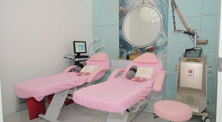 Gambar Roxie Where Beauty Begins 3