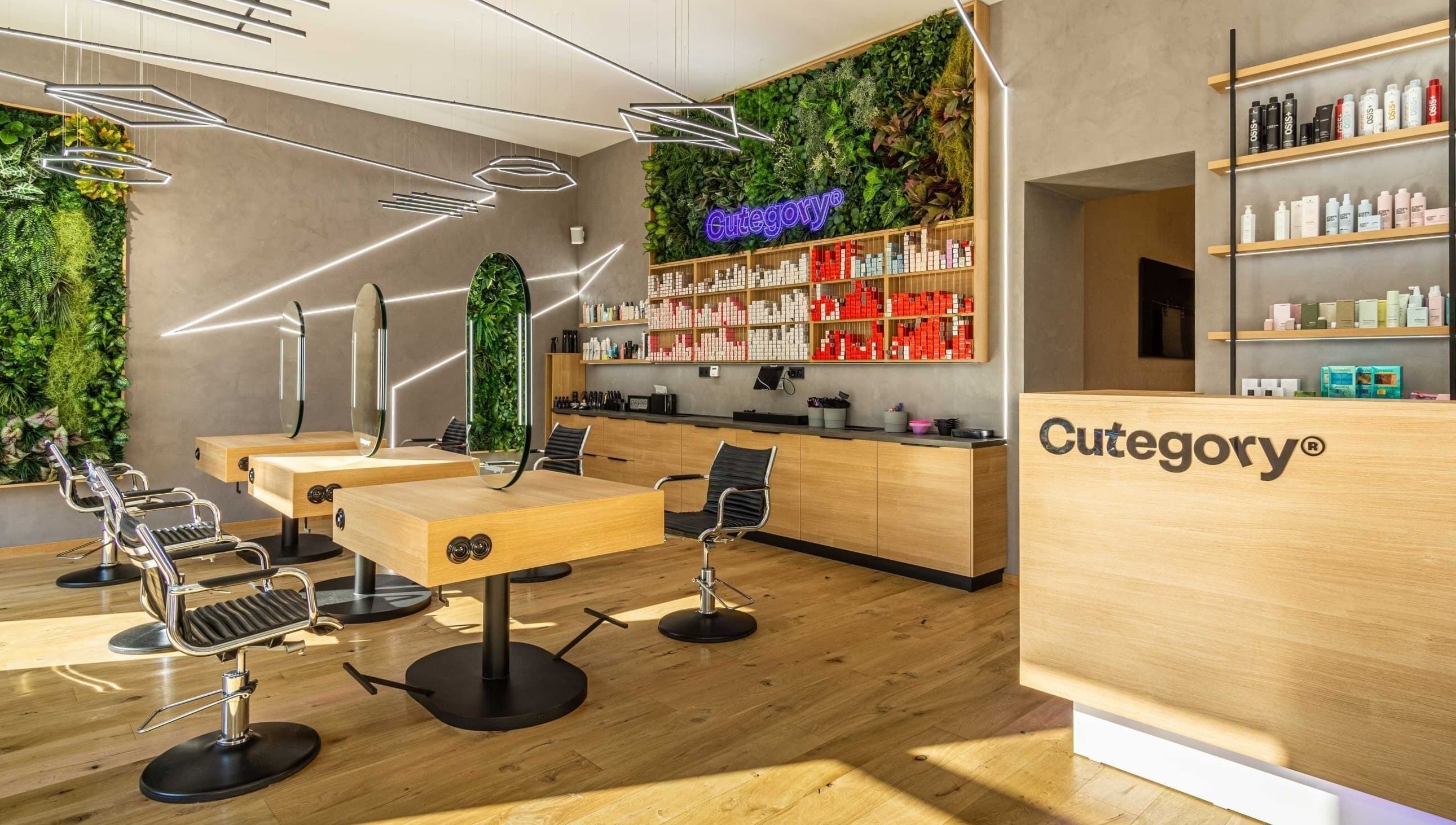 Luxusní interiér salonu Cutegory - Brno, Jihomoravský Kraj, CZ s moderním designem a zelenými prvky.