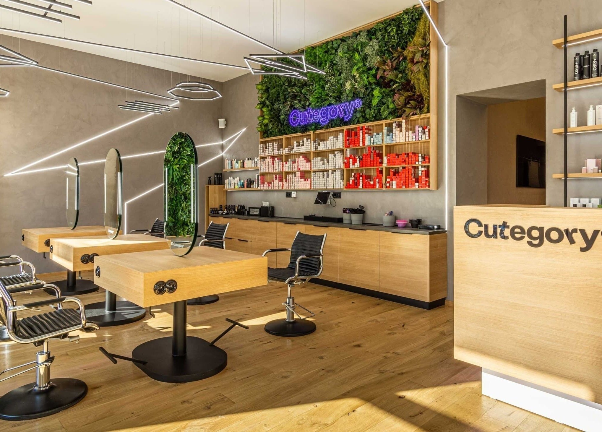 Luxusní interiér salonu Cutegory - Brno, Jihomoravský Kraj, CZ s moderním designem a zelenými prvky.