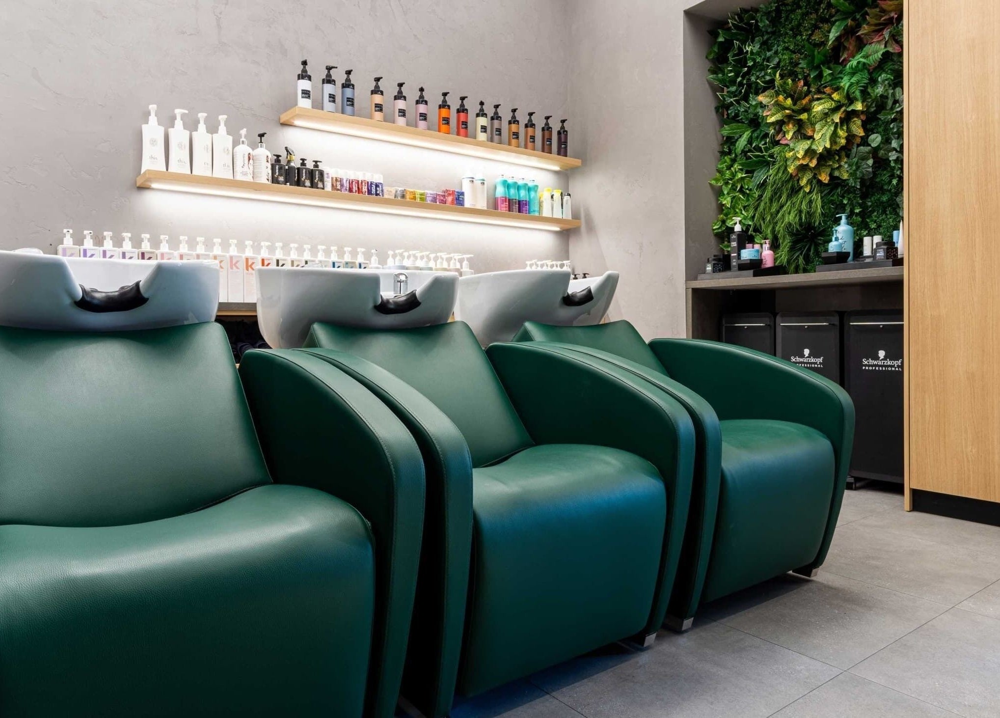 Stylový interiér salonu Cutegory - Brno, Jihomoravský Kraj, CZ s luxusními zelenými křesly a moderními prvky.