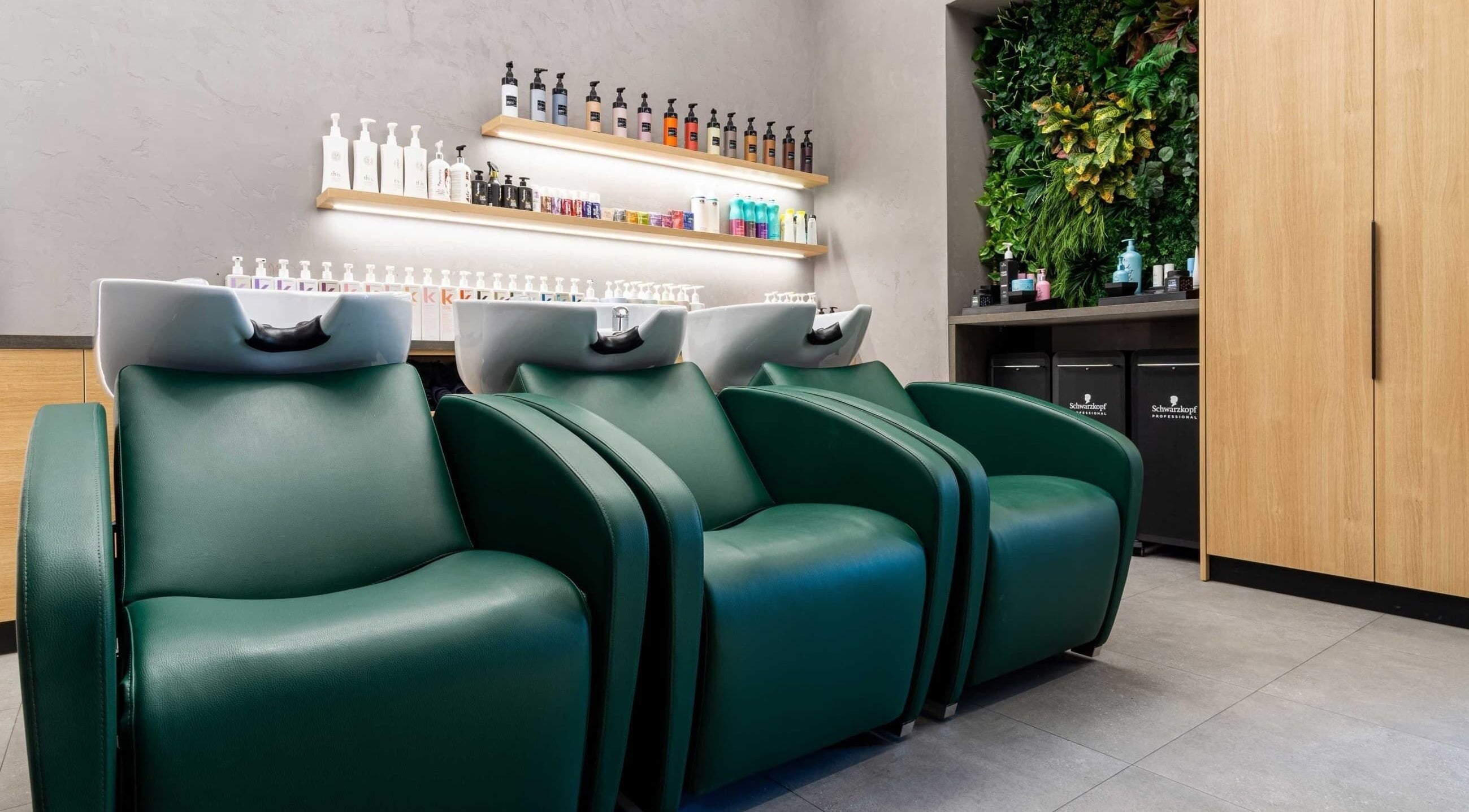 Stylový interiér salonu Cutegory - Brno, Jihomoravský Kraj, CZ s luxusními zelenými křesly a moderními prvky.