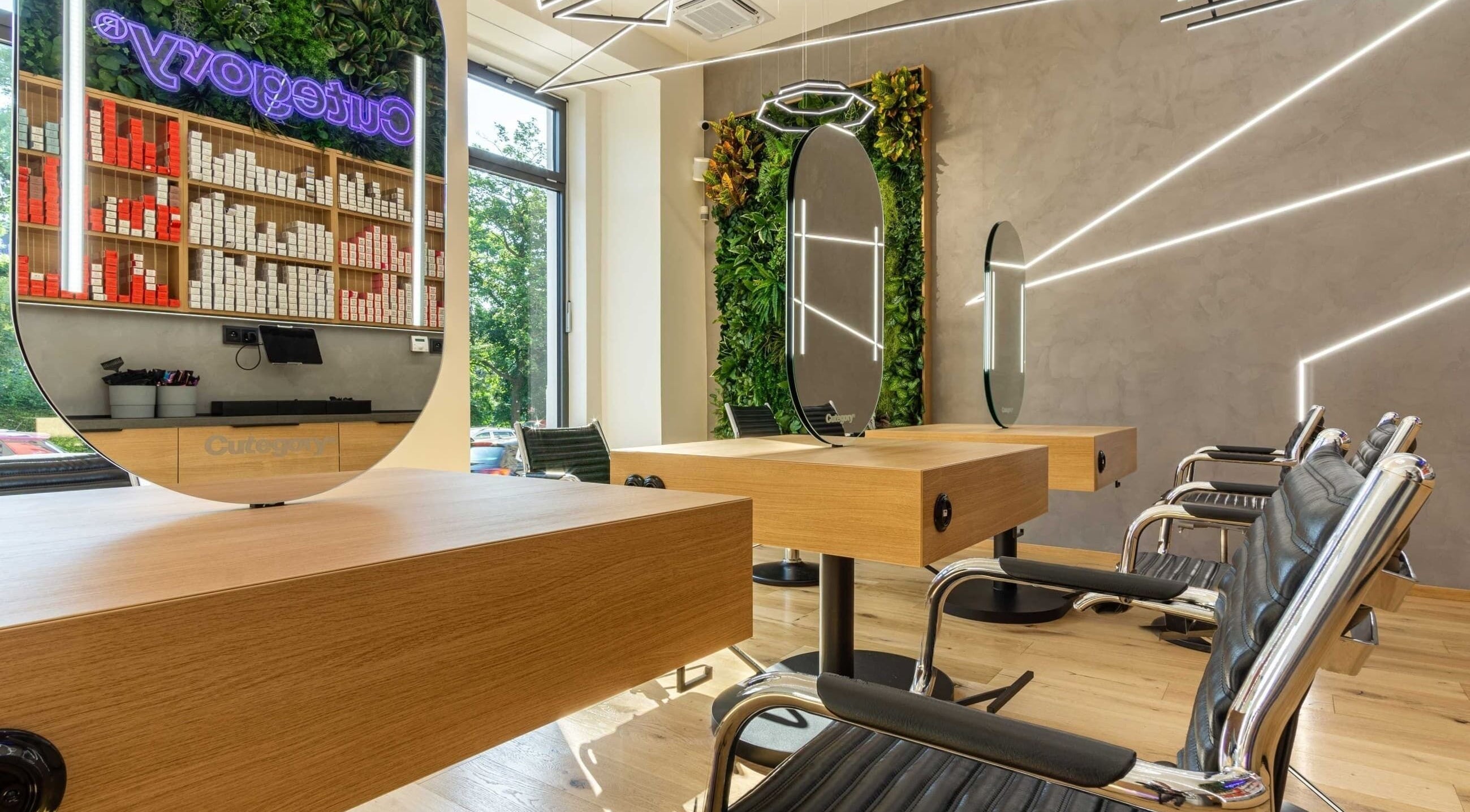 Moderní kadeřnický salon Cutegory - Brno v Jihomoravský Kraj, Jihomoravský Kraj, CZ s elegantním interiérem.