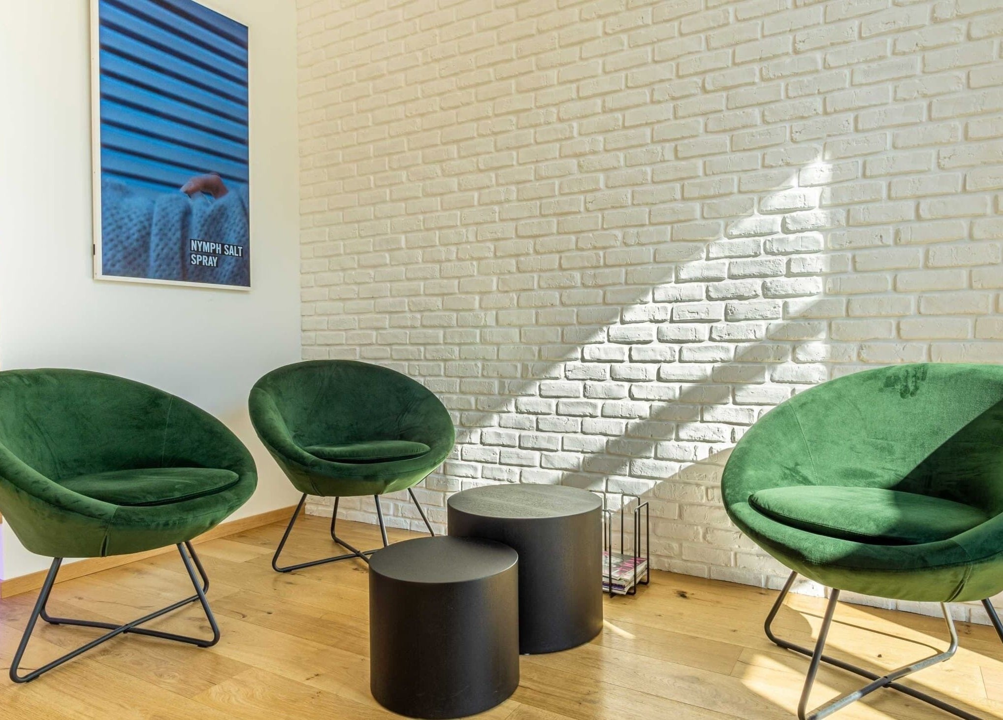 Stylové zelené židle v salonu Cutegory - Brno, Jihomoravský Kraj, Jihomoravský Kraj, CZ.