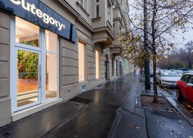 Vstup do Cutegory - Praha Vinohradská, Hlavní Město Praha, moderní exteriér na deštivém dni.