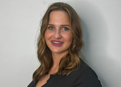 Freundliche Person bei Haaratelier Samira in Laufenburg, Baden-württemberg, DE auf hellgrauem Hintergrund.