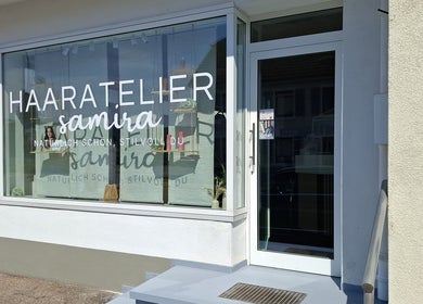 Eleganter Eingang von Haaratelier Samira in Laufenburg, Baden-württemberg, DE, mit modernem Design.