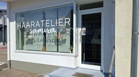 Eleganter Eingang von Haaratelier Samira in Laufenburg, Baden-württemberg, DE, mit modernem Design.