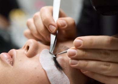 Präzise Wimpernverlängerung bei Nataliya Reinhard Beauty Space in Fribourg, CH.