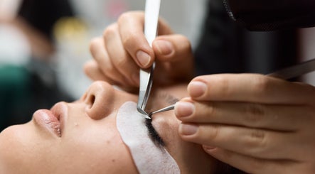 Präzise Wimpernverlängerung bei Nataliya Reinhard Beauty Space in Fribourg, CH.