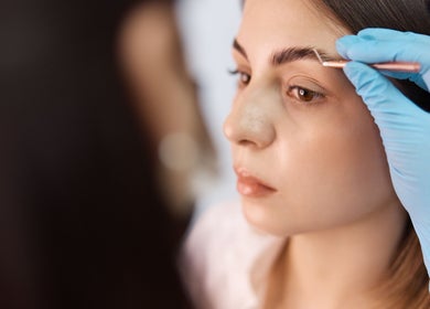 Professionelle Augenbrauenkorrektur bei Nataliya Reinhard Beauty Space in Fribourg, CH.