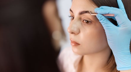 Professionelle Augenbrauenkorrektur bei Nataliya Reinhard Beauty Space in Fribourg, CH.