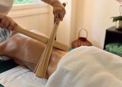Entspannende Bambus-Massage bei Nataliya Reinhard Beauty Space in Fribourg, CH. Erleben Sie Wohlbefinden pur.