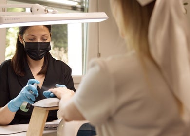 Professionelle Nagelbehandlung bei Nataliya Reinhard Beauty Space in Fribourg, CH für gepflegte Hände.