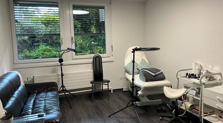 Innenraum von Nataliya Reinhard Beauty Space Bern, Bern, CH: Behandlungsraum mit Liege, Sessel und Pflegemitteln.