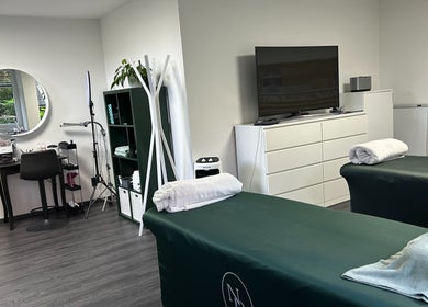 Innenraum von Nataliya Reinhard Beauty Space Bern, stilvolle Behandlungsliegen in Bern, Bern, CH.