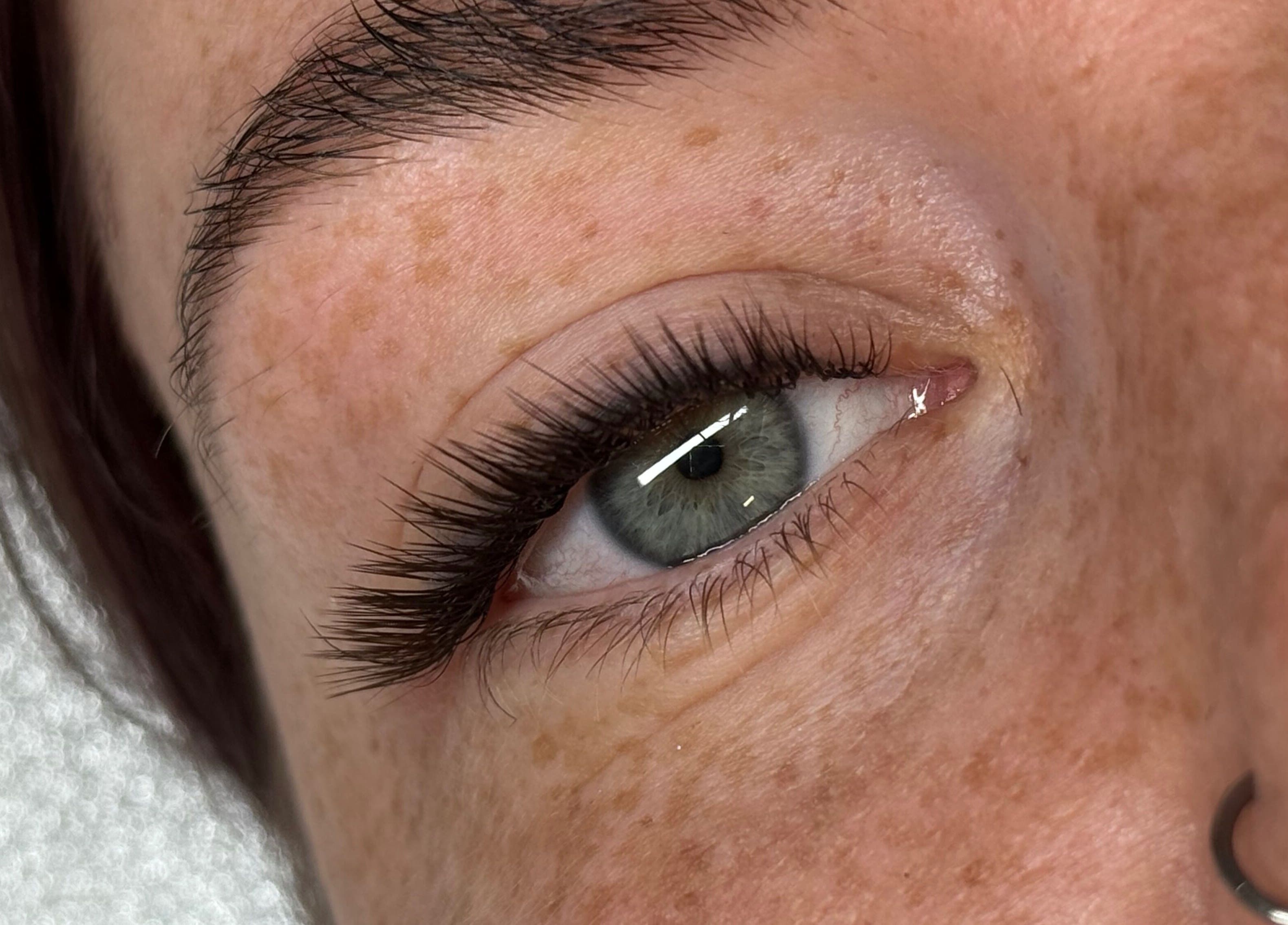 Close-up of styled eyelashes at Daniella.Esthetics in Rīga, LV showcasing professional lash artistry.