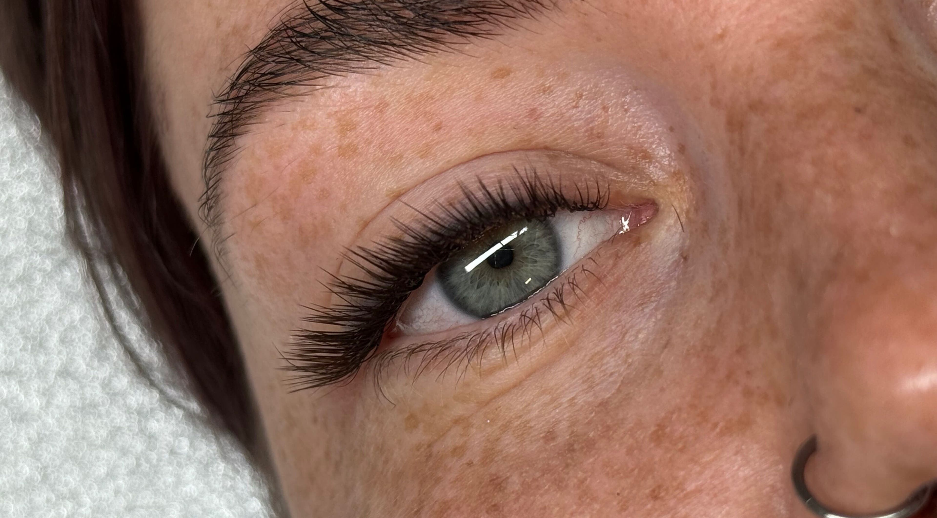 Close-up of styled eyelashes at Daniella.Esthetics in Rīga, LV showcasing professional lash artistry.