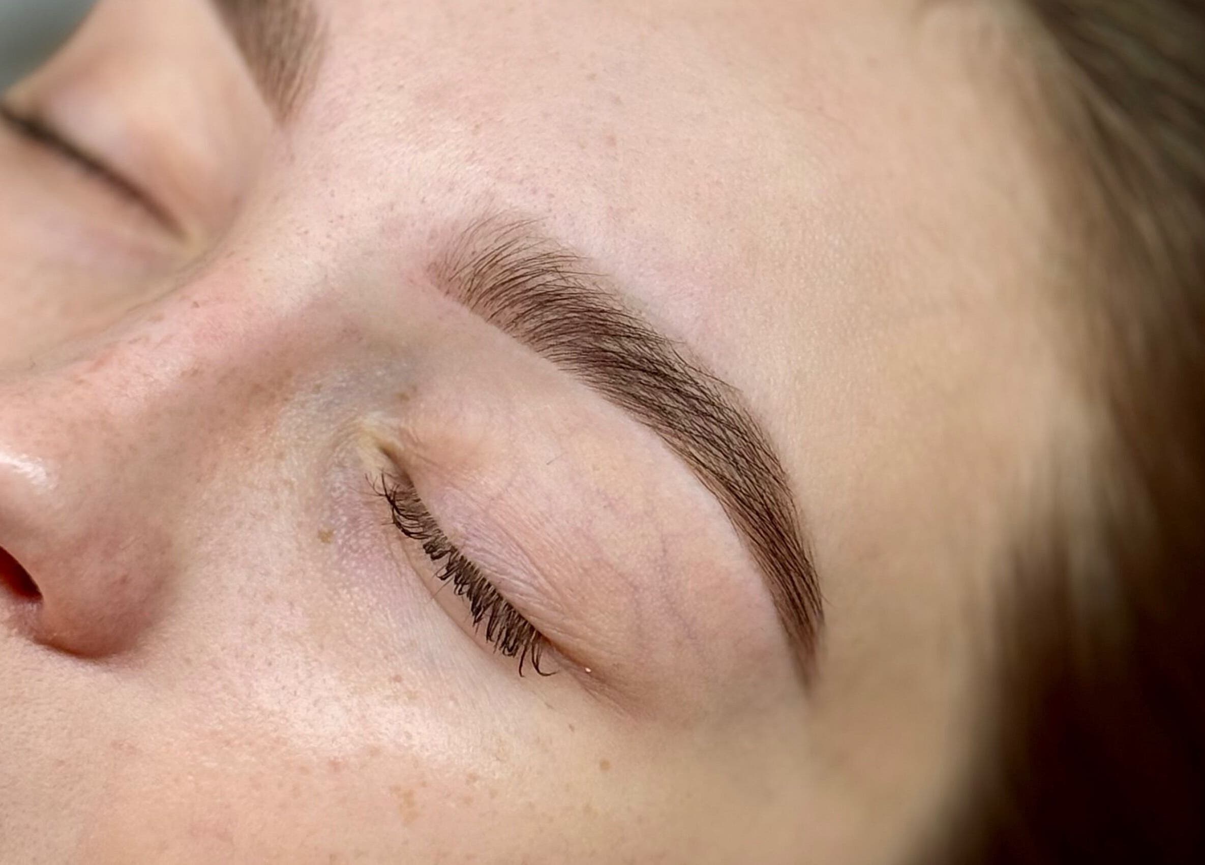 Close-up of perfectly shaped eyebrows at Daniella.Esthetics in Rīga, LV, showcasing expert esthetic care.