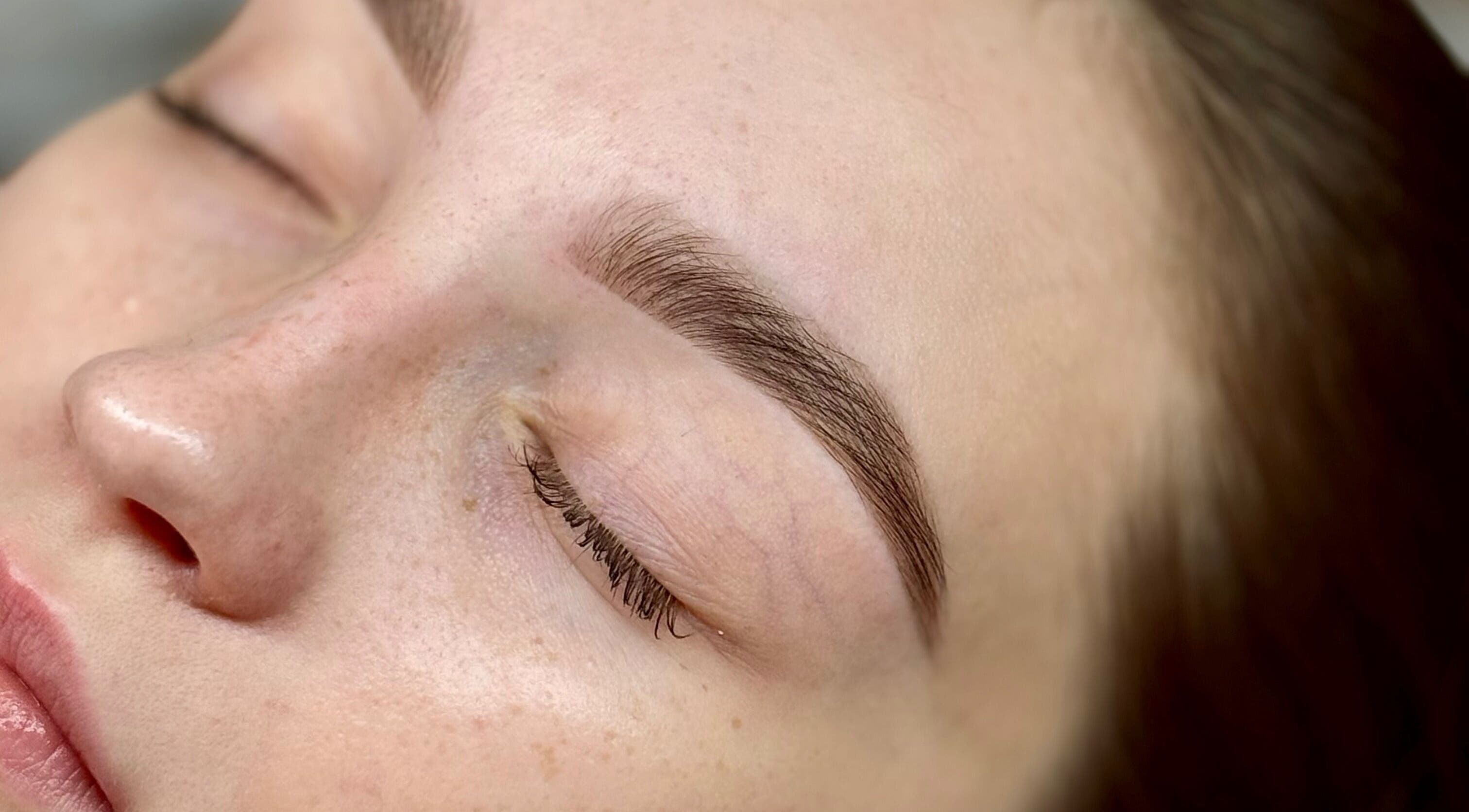 Close-up of perfectly shaped eyebrows at Daniella.Esthetics in Rīga, LV, showcasing expert esthetic care.