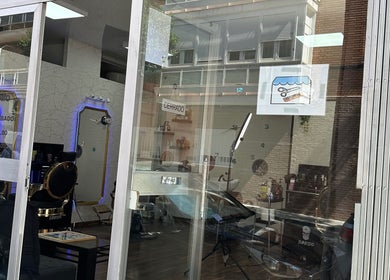 Entrada de Barber Shop Amin en Madrid, Comunidad De Madrid, ES mostrando el interior moderno.