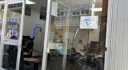Entrada de Barber Shop Amin en Madrid, Comunidad De Madrid, ES mostrando el interior moderno.