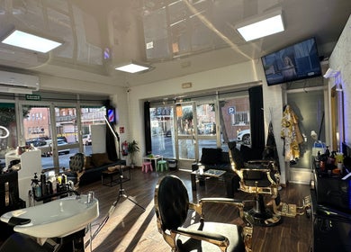 Interior moderno de Barber Shop Amin en Madrid, Comunidad De Madrid, ES con sillas de barbería elegantes.