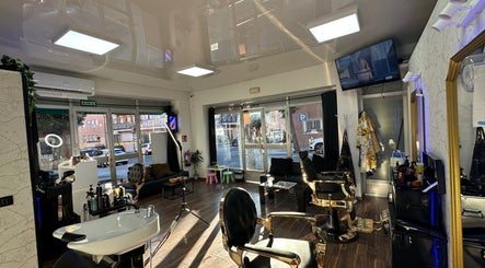 Interior moderno de Barber Shop Amin en Madrid, Comunidad De Madrid, ES con sillas de barbería elegantes.