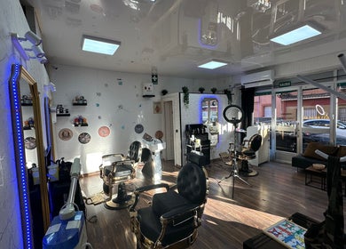 Interior moderno de Barber Shop Amin en Madrid, Comunidad De Madrid, ES con sillas de barbería y decoración elegante.