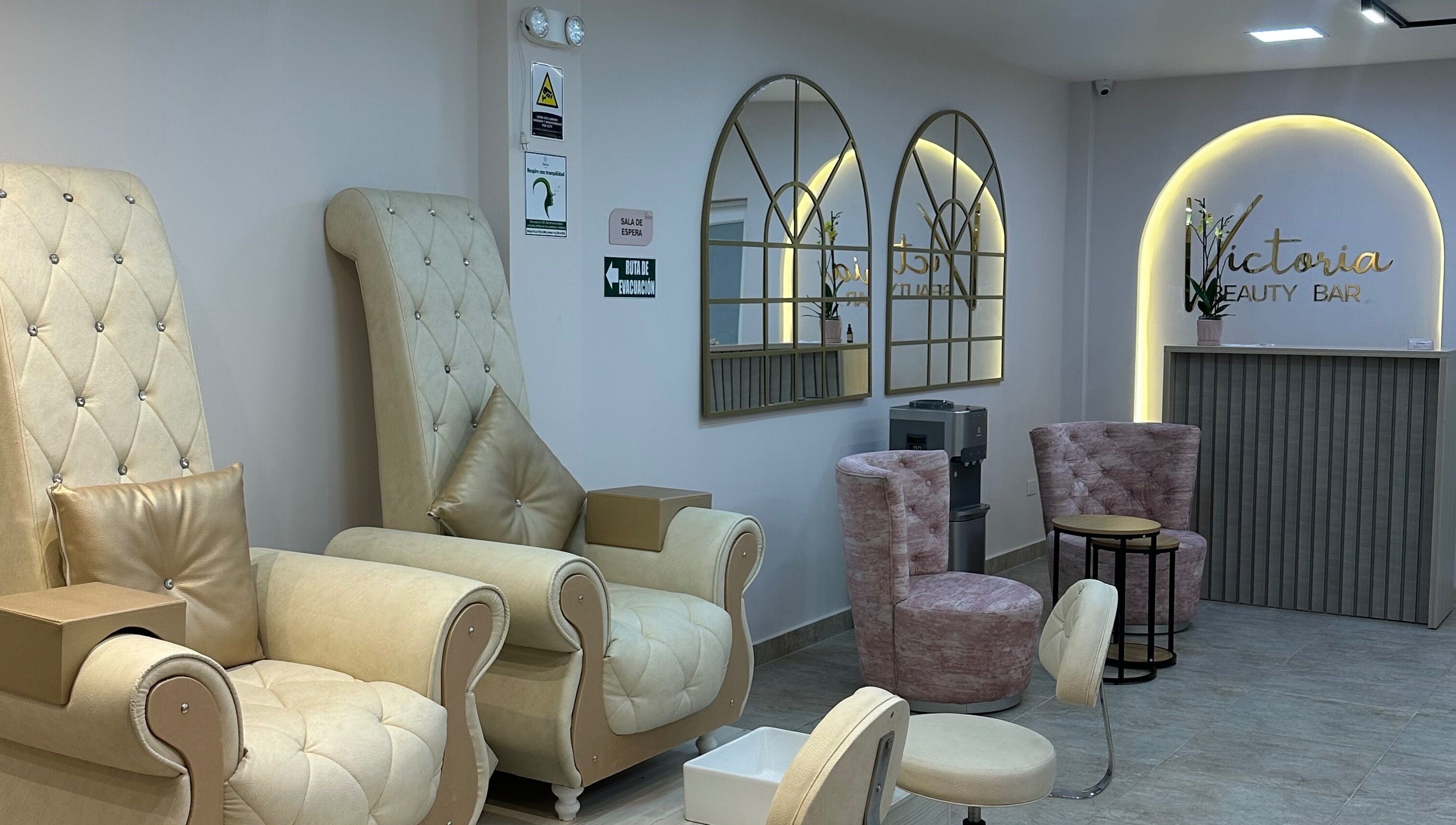 Elegantes sillas en Victoria Beauty Bar, Guadalajara De Buga, Valle Del Cauca, CO, para tratamientos de belleza.