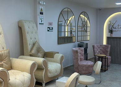 Elegantes sillas en Victoria Beauty Bar, Guadalajara De Buga, Valle Del Cauca, CO, para tratamientos de belleza.