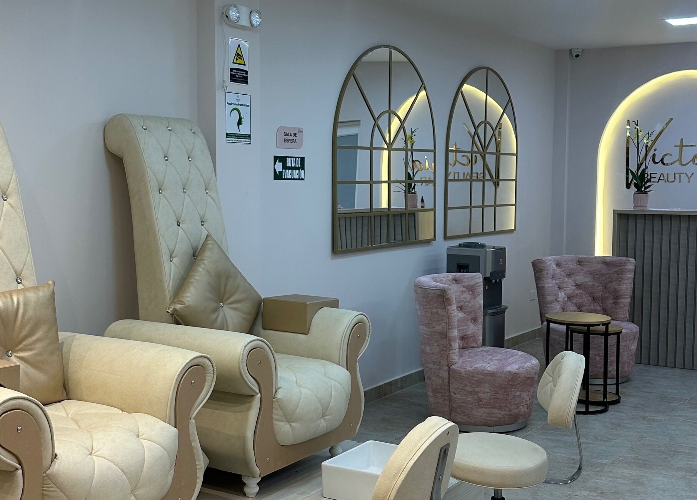 Elegantes sillas en Victoria Beauty Bar, Guadalajara De Buga, Valle Del Cauca, CO, para tratamientos de belleza.
