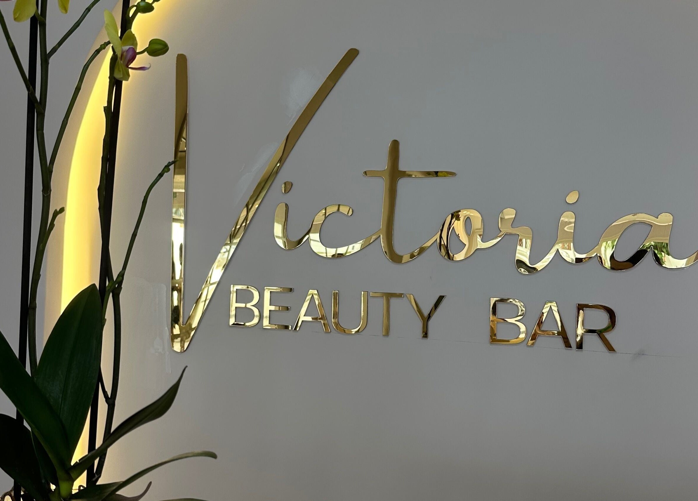 Logotipo en oro de Victoria Beauty Bar, Guadalajara De Buga, Valle Del Cauca, CO, con elegante diseño.