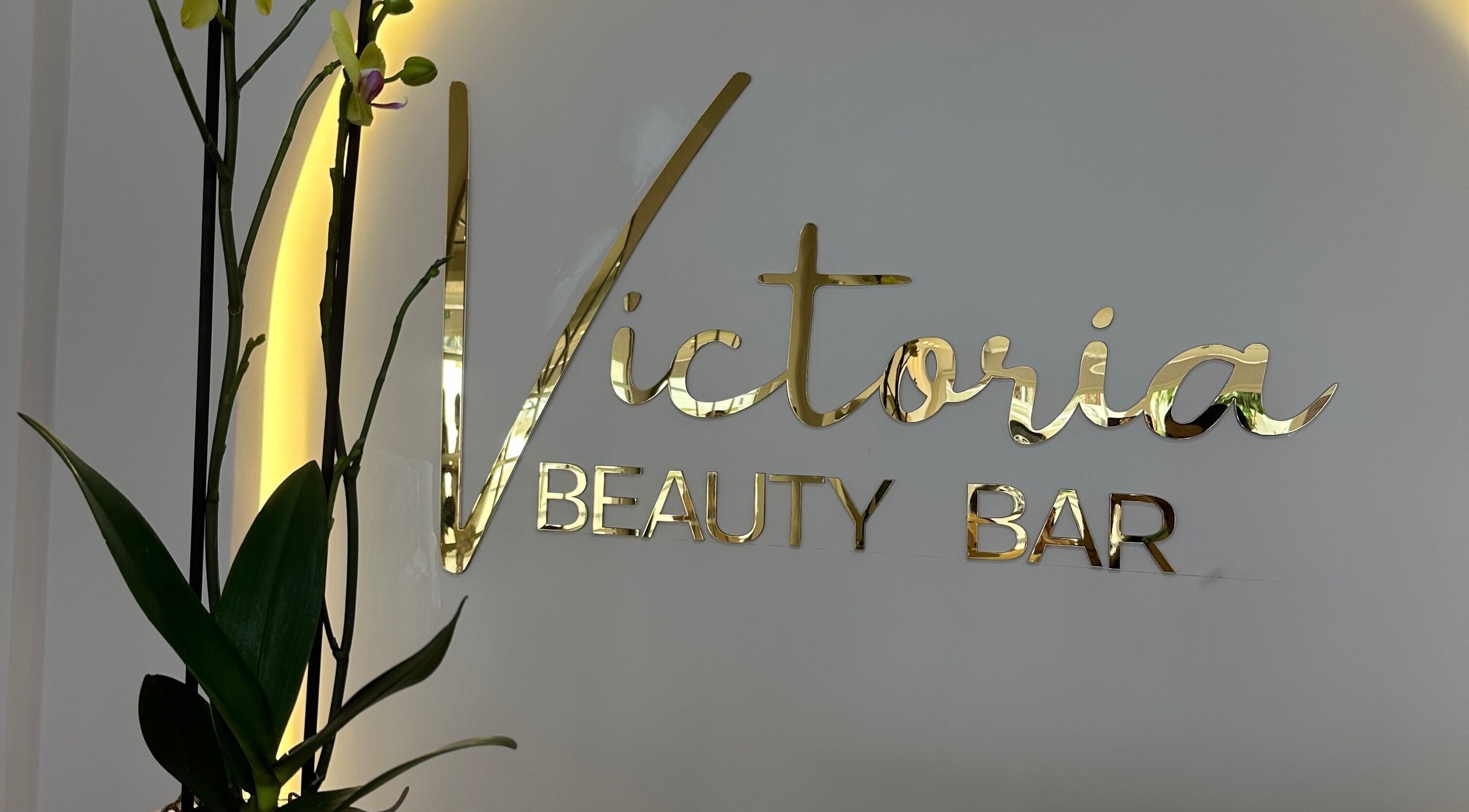Logotipo en oro de Victoria Beauty Bar, Guadalajara De Buga, Valle Del Cauca, CO, con elegante diseño.