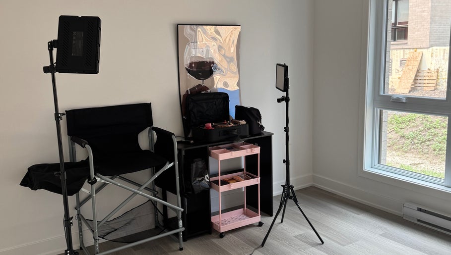Professional makeup studio at Kwayy Beauty in Gatineau, Québec, CA with chair, lights, and makeup tools.