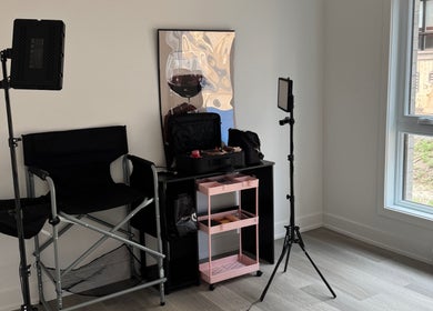 Professional makeup studio at Kwayy Beauty in Gatineau, Québec, CA with chair, lights, and makeup tools.