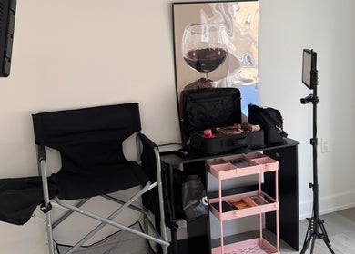 Kwayy Beauty makeup station in Gatineau, Québec, CA with chair, lights, and cosmetic supplies.