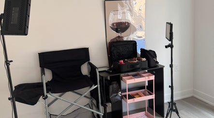 Kwayy Beauty makeup station in Gatineau, Québec, CA with chair, lights, and cosmetic supplies.