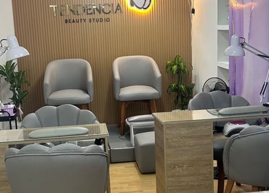 Interior moderno de Tendencia en Bucaramanga, Santander, CO con cómodos sillones grises y decoración elegante.